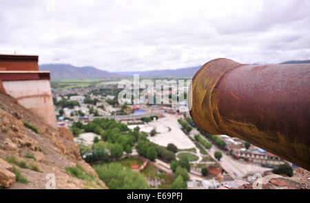 (140819)--GYANGZE, 19. August 2014 (Xinhua)--dieses Foto, aufgenommen am 14. August 2014 von der Zongshan Burg zeigt der Kernstadt Gyangze County in Shigaze, Südwest-China Tibet autonome Region. Gyangze der Zongshan Burg, ein Berggipfel, gehörte zu den wichtigsten Schlachtfelder während der britischen Invasion Tibets von Dezember 1903 bis September 1904. Etwa 5.000 verteidigenden Soldaten stationiert in der Burg für drei Tage gegen die britischen Truppen gekämpft aber es versäumt, den Angriff zu widerstehen, die am 6. Juli 1906 begann. Nicht bereit, aufzugeben, wählten die verbliebenen Soldaten zu springen die Stockfoto