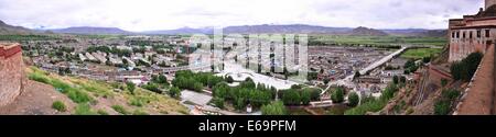 (140819)--GYANGZE, 19. August 2014 (Xinhua)--dieses genähte Panoramafoto aufgenommen am 14. August 2014 von der Zongshan Burg zeigt der Kernstadt Gyangze County in Shigaze, Südwest-China Tibet autonome Region. Gyangze der Zongshan Burg, ein Berggipfel, gehörte zu den wichtigsten Schlachtfelder während der britischen Invasion Tibets von Dezember 1903 bis September 1904. Etwa 5.000 verteidigenden Soldaten stationiert in der Burg für drei Tage gegen die britischen Truppen gekämpft aber es versäumt, den Angriff zu widerstehen, die am 6. Juli 1906 begann. Nicht bereit, aufzugeben, die restlichen Soldaten cho Stockfoto