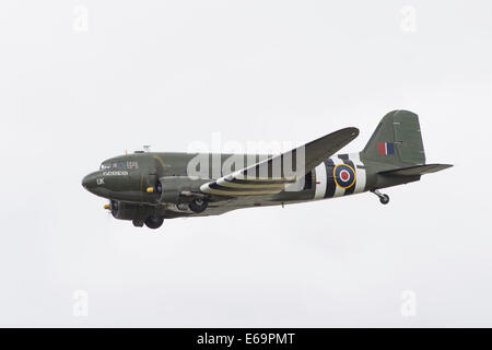 Royal International Air Tattoo 2014, Display Durchflug von Douglas C-47 Dakota Stockfoto