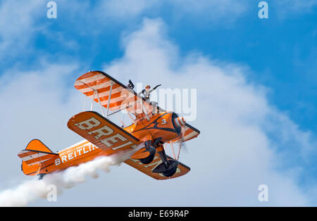 Breitling Wingwalkers Höchstleistungen der Royal International Air Tattoo 2014 Stockfoto