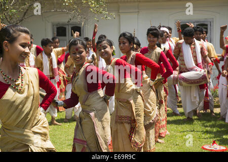 Assamesisch Mädchen Bihu Assamesisch Volkstanz in traditionellen Outfits, Assam Stockfoto