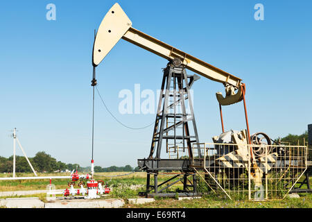 Bohrschwengels Pumpen Öl in Kuban-Region, Russland im Sommertag Stockfoto