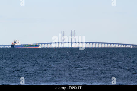 Richtung Süden Chemikalientanker fuhren an die Ostsee, die Annäherung an die Öresund-Brücke nach Schweden. Amager, Kopenhagen, Dänemark. Stockfoto