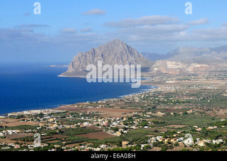 Herrliche Aussicht von den hoch aufragenden und Pyramide geformt Kalkstein Gipfel des Monte Cofano in Sizilien Stockfoto