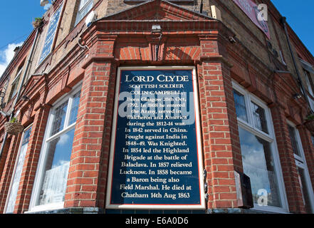 Außenseite des Lord Clyde Pub mit Pinnwand, beschreibt das Leben des 19. Jahrhunderts britischer Offizier, Hounslow, england Stockfoto