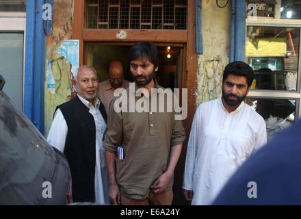 Srinagar, Kaschmir Indien kontrollierten. 19. August 2014. Der Vorsitzende der pro-unabhängige Fraktion Jammu Kaschmir Liberation Front (GEISELN) Yasin Malik (C) überlässt Pakistan Hochkommissar in Neu-Delhi Abdul Basit in Srinagar, Sommer in der Hauptstadt von Indien kontrollierten Kaschmir, 19. August 2014 treffen. Kashmiri separatistischen Führer Montag kritisiert, Neu-Delhi für den Aufruf von Außenminister Ebene Gespräche mit Islamabad und bezeichnete die Entscheidung als "unglücklich". Indien geplant Montag abgesagt Außenminister Ebene Gespräche mit Pakistan in Islamabad am 25 August stattfinden wird. © Javed Dar/Xinhua/Alamy Live-Nachrichten Stockfoto