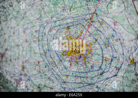 Berlin, Deutschland. 8. Juli 2014. Eine Navigationskarte der Rettungshubschrauber DRF "Christoph Berlin" Am Hubschrauberhangar des Notfalles Krankenhauses Berlin-Marzahn, am 8. Juli 2014 in Berlin, Deutschland. Foto: picture Alliance/Robert Schlesinger/Dpa/Alamy Live News Stockfoto