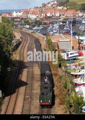 Whitby Hafen und Bahn Strecke der North Yorkshire Moors Railway mit Dampflokomotive Stockfoto