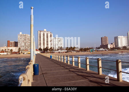 DURBAN, Südafrika - 23. Juli 2014: leere Pier und Wohngebäuden auf Golden Mile Beach Front in Durban, Südafrika Stockfoto