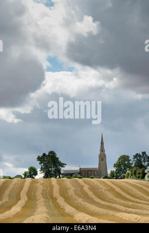 Wenig Staughton, Bedfordshire, UK. 19. August 2014. Dunkle Wolken über der Kirche und neu geernteten Weizenfelder auf wenig Staughton im Norden Bedfordshire. Tagestemperaturen in weiten Teilen des Vereinigten Königreichs nicht 20 Grad C zum ersten Mal seit Anfang Juni erreicht. Sonnenschein und Duschen und eine spürbare Kälte in der Luft gab einem unverwechselbaren herbstliche Ambiente zum Wetter. Bildnachweis: Julian Eales/Alamy Live-Nachrichten Stockfoto