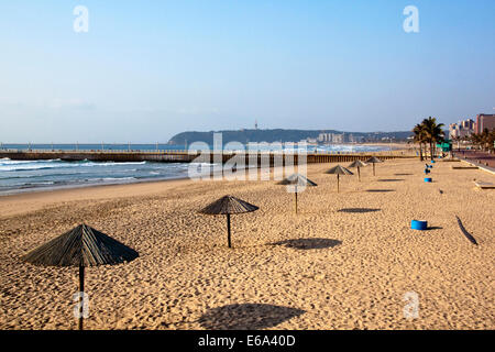 DURBAN, Südafrika - 23. Juli 2014: Menschen am Nordstrand in den frühen Morgenstunden mit Reihe von Markisen in Durban in Südafrika Stockfoto