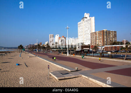 DURBAN, Südafrika - 23. Juli 2013: die Menschen gehen Promenade im Golden Mile Strand in Durban in Südafrika Stockfoto