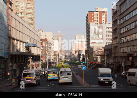 DURBAN, Südafrika = 17. August 2014: am frühen Morgen Blick auf Fahrzeuge und viele Menschen auf der West Street in Durban in Südafrika Stockfoto