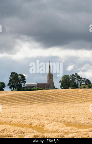 Wenig Staughton, Bedfordshire, UK. 19. August 2014. Dunkle Wolken über der Kirche und neu geernteten Weizenfelder auf wenig Staughton im Norden Bedfordshire. Tagestemperaturen in weiten Teilen des Vereinigten Königreichs nicht 20 Grad C zum ersten Mal seit Anfang Juni erreicht. Sonnenschein und Duschen und eine spürbare Kälte in der Luft gab einem unverwechselbaren herbstliche Ambiente zum Wetter. Bildnachweis: Julian Eales/Alamy Live-Nachrichten Stockfoto