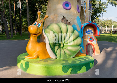 schöne bunte Schnecke lächelnd in einem park Stockfoto