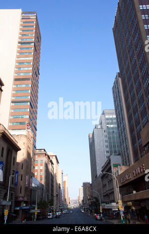 DURBAN, Südafrika - 17. August 2014: am frühen Morgen nach oben Blick auf Geschäfts-und Wohnhäuser in der Smith Street in Dur Stockfoto