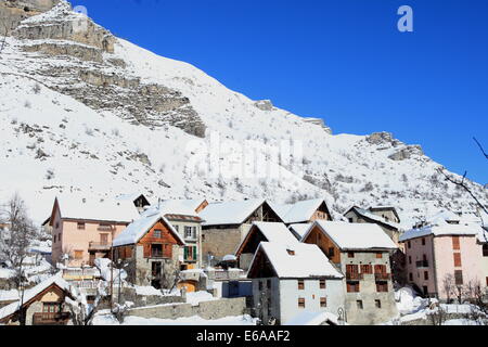 Das Dorf Saint Dalmas le Selvage unter dem Schnee im Winter im Nationalpark Mercantour, Alpes-Maritimes, Frankreich Stockfoto