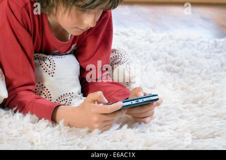 Junge, Spiel, Video, handheld-Konsole Stockfoto