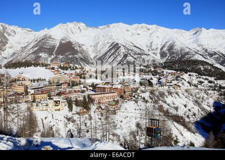 Das Skigebiet von Auron unter dem Schnee im Winter im Nationalpark Mercantour, Alpes-Maritimes, Frankreich Stockfoto