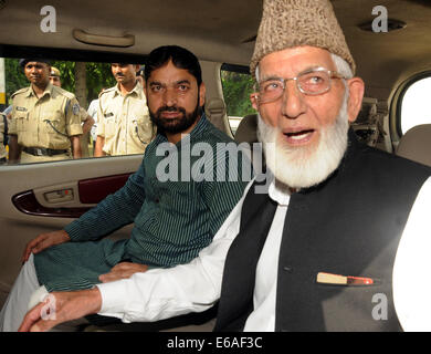 Srinagar, Indien. 19. August 2014. Der Kopf der Hardliner-Fraktion der Hurriyat Conference Syed Ali Geelani (R) verlässt nach einem Treffen mit Pakistans Hochkommissar in Neu-Delhi, Indien, 19. August 2014. Kashmiri separatistischen Führer Montag kritisiert, Neu-Delhi für den Aufruf von Außenminister Ebene Gespräche mit Islamabad und bezeichnete die Entscheidung als "unglücklich". Indien geplant Montag abgesagt Außenminister Ebene Gespräche mit Pakistan in Islamabad am 25 August stattfinden wird. © Partha Sarkar/Xinhua/Alamy Live-Nachrichten Stockfoto