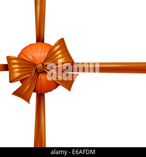 Halloween-Band als ein glänzendes orange satin-Schleife auf einen Kürbis als festliche Symbol der Ernte Zeit Geschenk oder ein süsses oder Saures Geschenk-Konzept, das auf einem weißen Hintergrund isoliert. Stockfoto