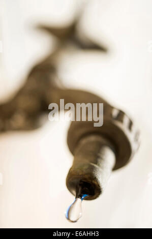 alten Wasserhahn mit Tropfen Stockfoto