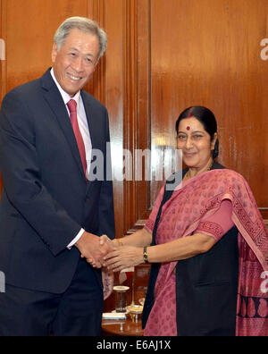 Neu-Delhi, Indien. 19. August 2014. Indian External Affairs Minister Sushma Swaraj (R) schüttelt Hände mit Besuch Verteidigungsminister von Singapur Ng Eng Hen in Neu-Delhi, Indien, 19. August 2014. Die Singapurer Verteidigungsminister ist bei einem dreitägigen Besuch in Indien. © Partha Sarkar/Xinhua/Alamy Live-Nachrichten Stockfoto