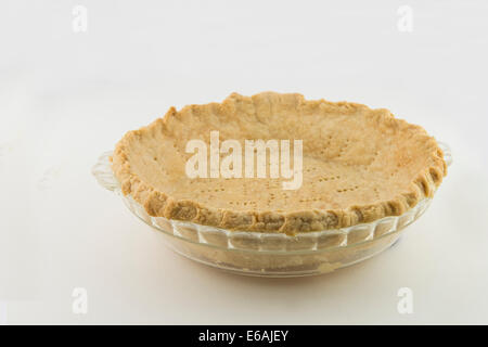 Ein gebräunt, frisch gebackene hausgemachte Kuchen shell Kruste warten auf Füllung. Auf weiß isoliert. USA Stockfoto