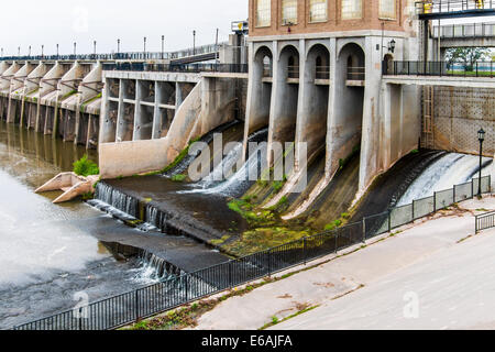 Overholser Damm, gebaut im Jahre 1918 auf dem North Canadian River am westlichen Rand von Oklahoma City, Oklahoma, USA. Stockfoto