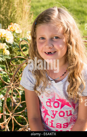 Porträt eines Mädchens mit fehlenden Frontzähne Stockfoto