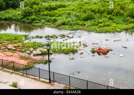 Im Norden der Kanadischen Fluss See Overholser Damm mit zwei Hispanischen Männer angeln auf der Bank. Oklahoma, USA. Stockfoto