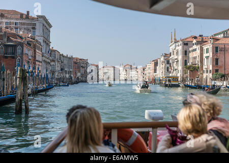 Gesehen von der Frontseite des Vaporetto Wasserbus in Venedig Canal Grande. Stockfoto