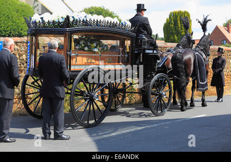 Pferd gezogenen Leichenwagen an einer Trauerfeier. Stockfoto