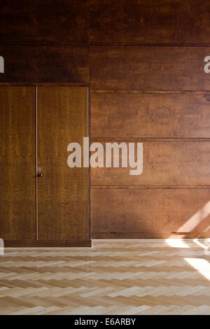 Wohnzimmer Innenraum mit einem Fischgräten-Parkett und komfortable