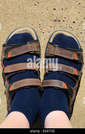 Mann trägt Sandalen mit Socken. Stockfoto