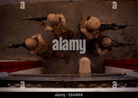 US-Marines mit Ostindien-Kompanie, 3. Bataillon, 3. Marineregiment üben Clearing Zimmer während des Trainings auf dem Truppenübungsplatz Pohakuloa in Hawaii 22. Juli 2014, als Teil des Randes des Pazifik (RIMPAC) 2014. RIMPAC ist eine US-Pazifikflotte gehosteten Biennale Stockfoto