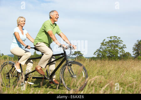 aktive Senioren, Radfahrer, Radfahren, Radtour Stockfoto