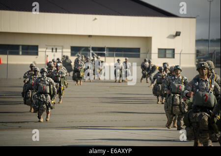 US Army Fallschirmjäger zugewiesen Bravo Company, 3. Bataillon, 509. Infanterie-Regiment, 4. Airborne Brigade Combat Team, 25. Infanterie-Division, U.S. Army Alaska vorbereiten an Bord eines Flugzeugs Luftwaffe c-17 Globemaster III in der Vorbereitung für eine Show von f Stockfoto