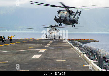 Ein US-Marinekorps CH-53E Super Stallion-Hubschrauber zugewiesen, Marine schwere Hubschrauber Geschwader (HMH) 463 bereitet auf den amphibischen Angriff Schiff USS Peleliu (LHA-5) bei Rim von der Pacific (RIMPAC) 2014 im Pazifischen Ozean 28. Juli 2014 landen. FELGE Stockfoto