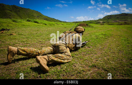 Eine Marine mit Delta Company, 5. Bataillon, königliches australisches Regiment, beteiligt sich an einer taktischen scharfer Munition Demonstration während der Rand der pazifischen (RIMPAC) 2014-Übung im Bereich Kaneohe Bay an Bord der Marine Corps Base (MCB) Hawaii, 29. Juli 2014. R Stockfoto