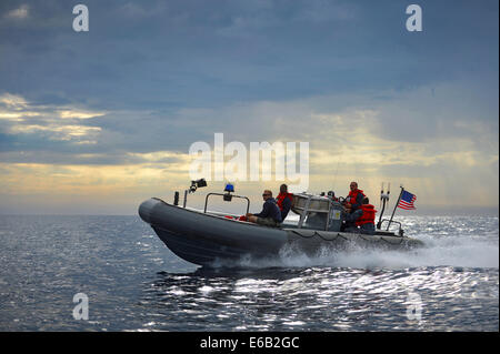 US-Segler zugewiesen amphibious Transport Dock Schiff USS Anchorage (LPD-23) und Taucher, Explosive Ordnance Mobile Abfallbehälter 11 zugewiesen an eine im Gange Recovery test für die NASA Orion Raumfahrzeug Programm 3. August 2014, in der Pazifi Stockfoto