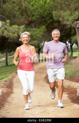 aktive Senioren, laufen, älteres Ehepaar Stockfoto
