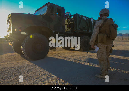 US Marine Corps Pfc. Nathan T. Williams, ein Offizier der Militärpolizei mit 1. Law Enforcement Bataillon, ich Marine Expeditionary Force Headquarters Gruppe, stellt in einer Kommandozentrale Betrieb auf Anfrage Einreisegenehmigung für ein 7-Tonne mittlere taktische Fahrzeug Stockfoto