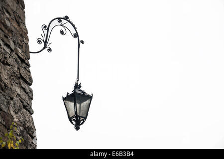 Alte Laterne hängt an Wand. Stockfoto
