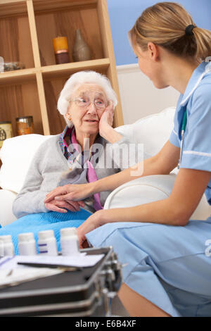 Krankheit, krank, alte Krankenschwester, Krankenpflege, Heim, Pflegeheim, Behinderte, tröstende, home Besuch Stockfoto