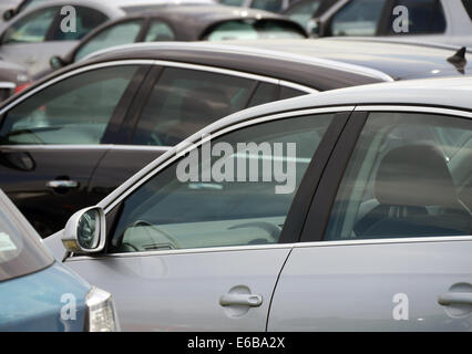 Blick auf parkende Autos in überfüllten Parkplatz Stockfoto