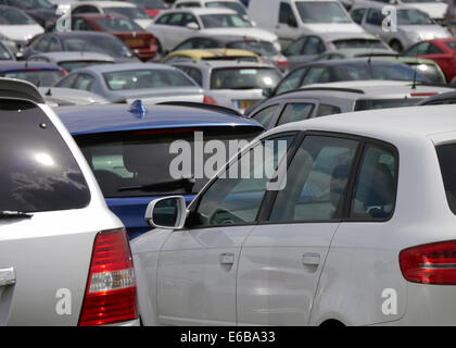 Blick auf geparkten Auto in überfüllten Parkplatz Stockfoto