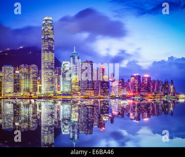 Skyline von Hong Kong, China von Victoria Harbour. Stockfoto