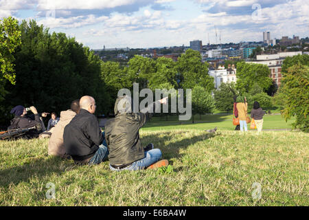 Leute sitzen auf Primel-Hügel, Nord-London Stockfoto