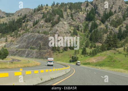 Verkehrssperre mit gelber Beleuchtung Patches, geschwungene Landstraße, Interstate 15, Montana, USA Stockfoto